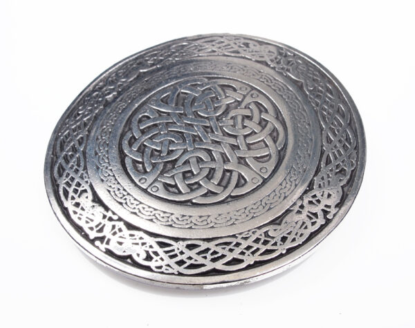 OLYMPUS DIGITAL CAMERA Celtic Knot circular belt buckle detail view 1