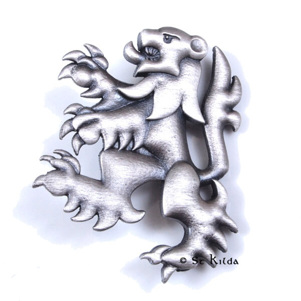 Lion Rampant cap badge in antique silver-coloured finish
