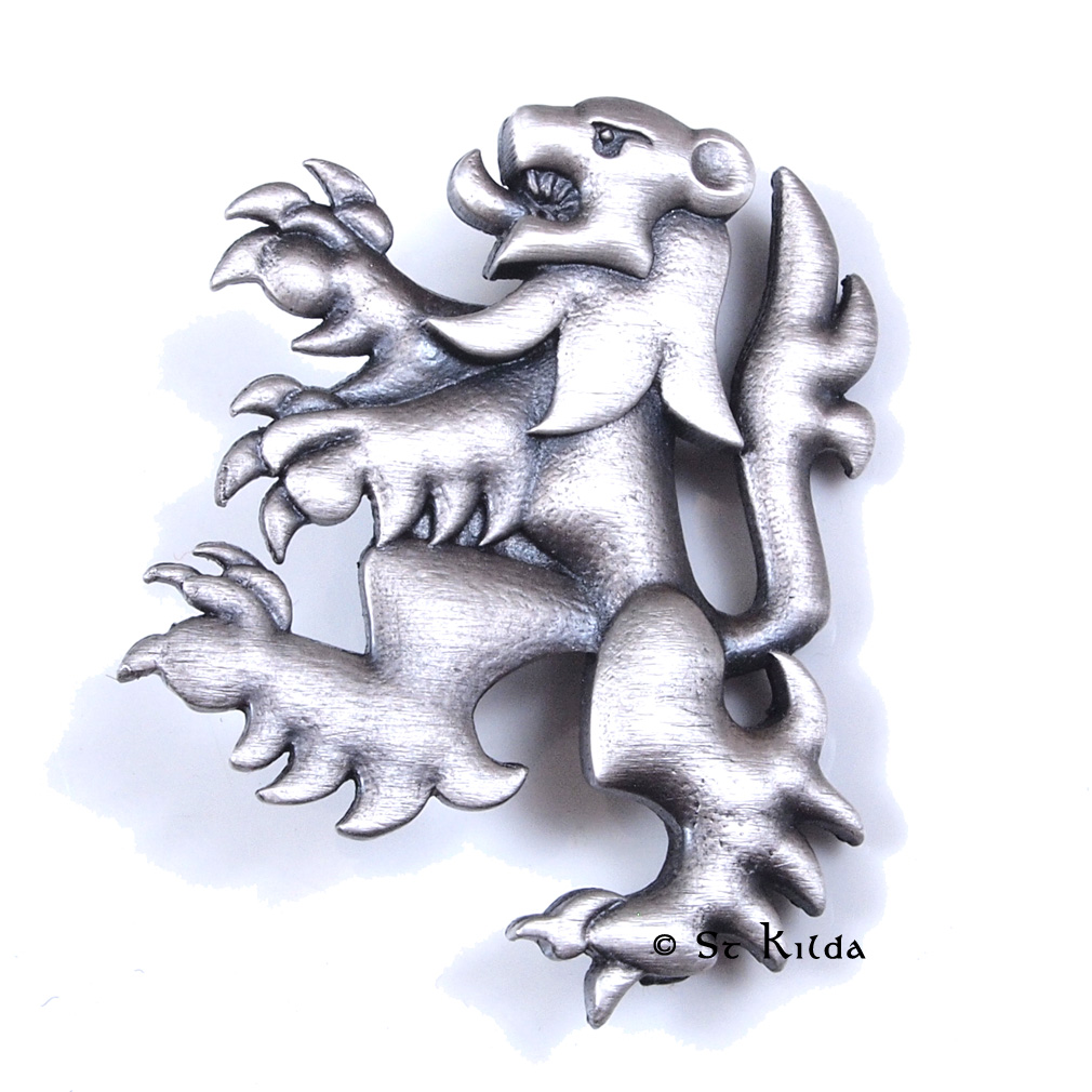 Lion Rampant cap badge in antique silver-coloured finish